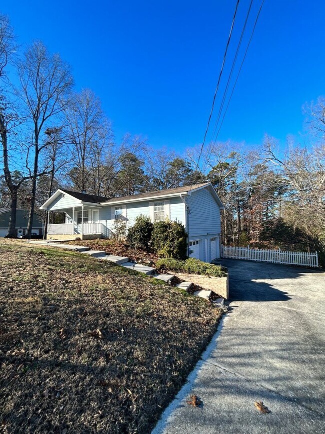 Foto del edificio - 3 Beds, 2 Baths, 2 Car Garage, Fenced Back...