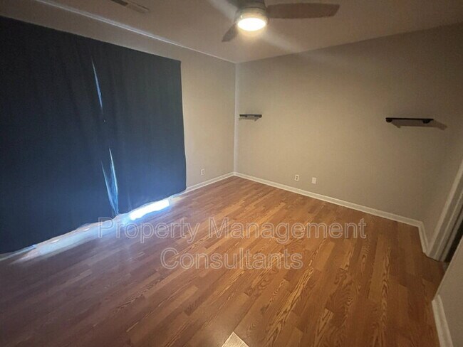 Building Photo - 4922-4927 7 Pine Cir