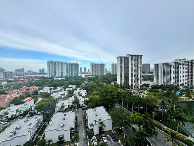 Foto del edificio - 2851 NE 183rd St