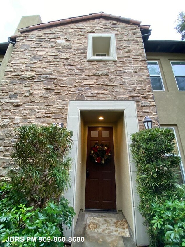 Foto principal - Irvine Furnished 2 Bedroom Home