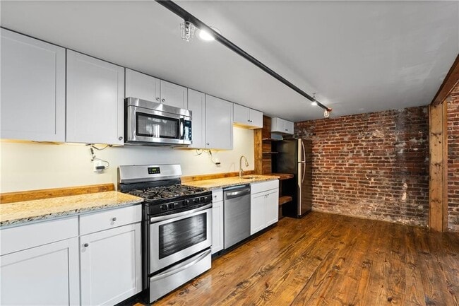 Building Photo - 558 St Francis St