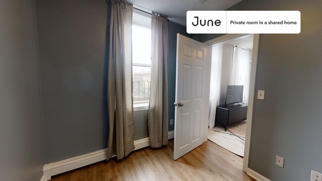 Foto del edificio - Private bedroom in 3 bed/1 bath Home