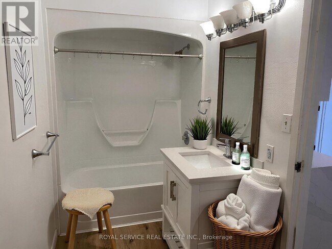 Photo du bâtiment - 36 King St W