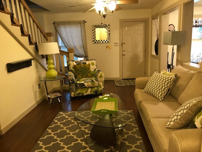 Vista de la sala de estar desde la entrada del vestíbulo hacia el patio. - 541 E Jones Ln