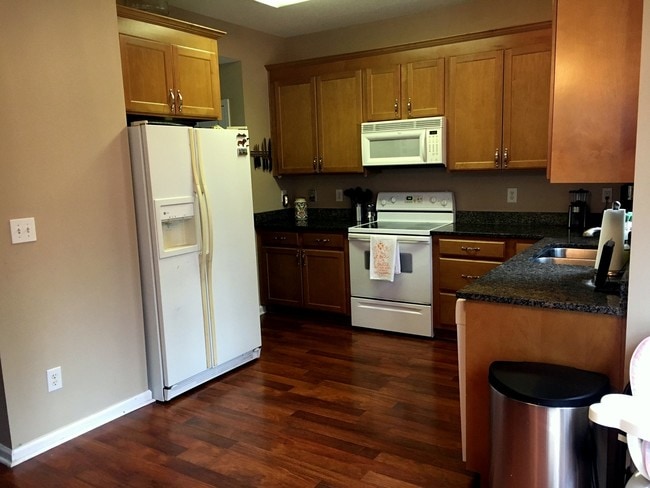 Kitchen - 155 Walmsley Pl