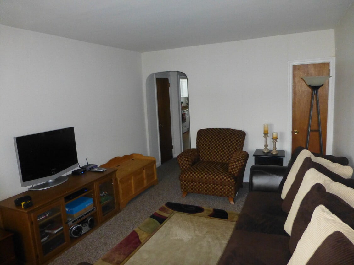 Primary Photo - 820 Derwyn Rd