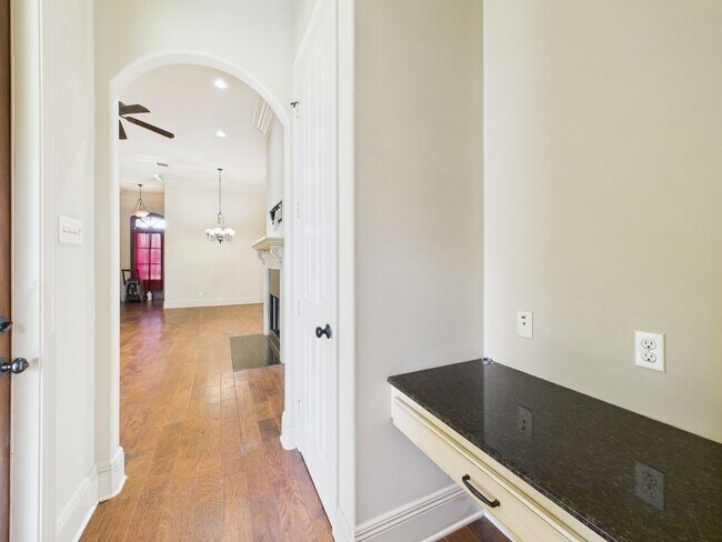 Building Photo - 3 Bedroom, 2 Bathroom House is Available Now!