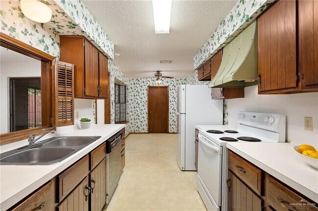 Building Photo - 1105 Cardinal Ave