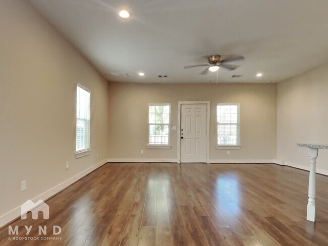 Foto del edificio - 5003 Higgins St