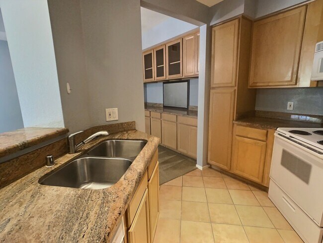 Foto del edificio - Lots of Outdoor Space in This Great Condo ...