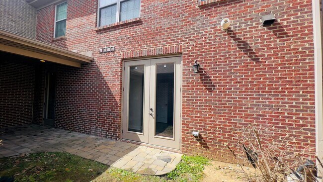 Foto del edificio - 4 bedroom 2.5 bathroom townhome located in...