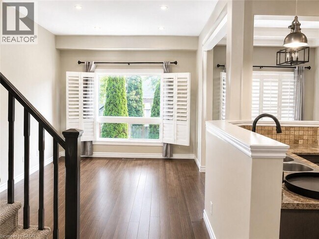 Photo du bâtiment - UPPER-313 FEATHERSTONE Crescent