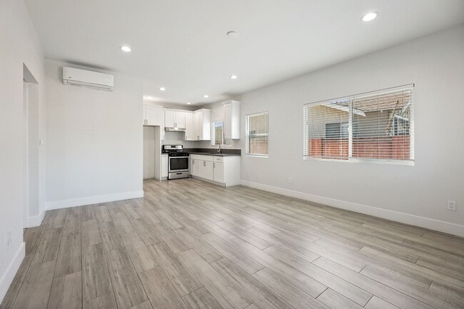 Building Photo - 1740-1742 Rose Ave Triplex