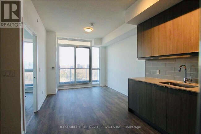 Photo du bâtiment - 36 Forest Manor Rd