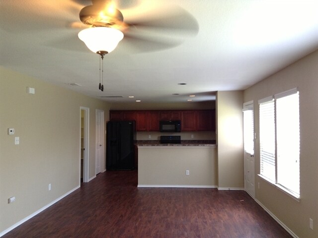 Building Photo - 10405 Hideaway Trl
