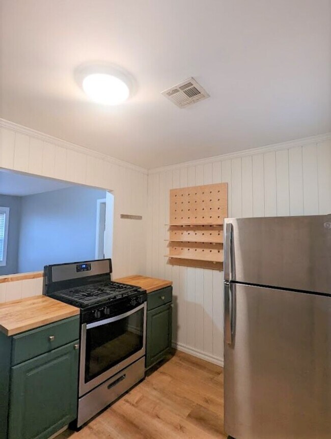 Foto del edificio - 2 Bed 1 Bath Plus Bonus Living/Office Cottage Style Home-The Village NW OKC