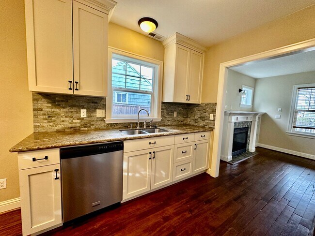 Building Photo - Remodeled Piedmont 3 Bedroom Home with Har...