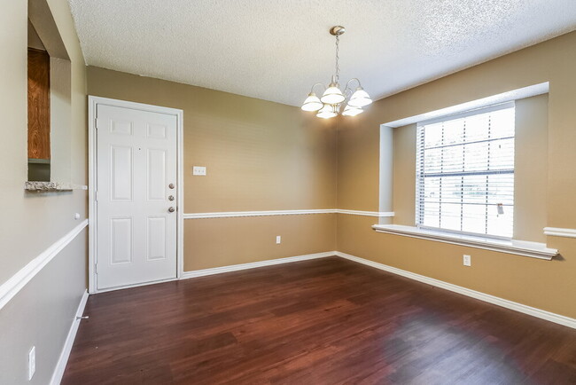 Building Photo - 520 E Lark Ct