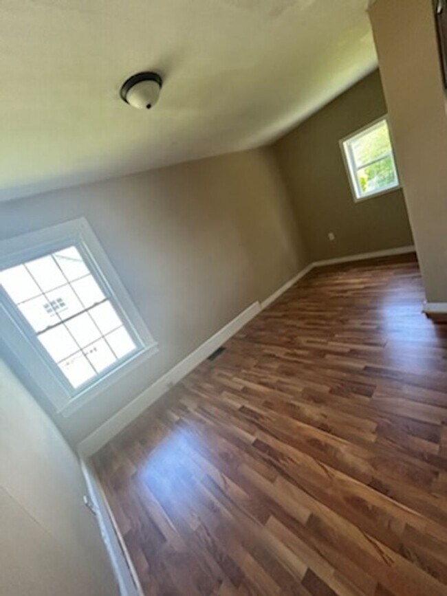 Building Photo - 2 bedroom and 1 bath