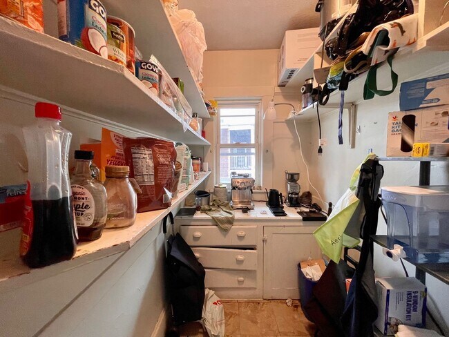 Building Photo - No Brokers Fee, Pets friendly Unit, Laundr...