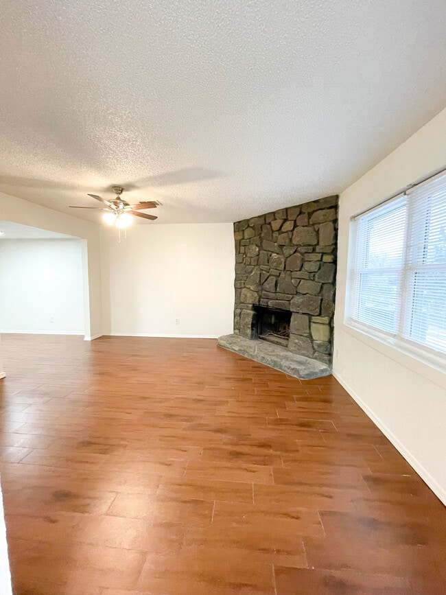 LIVINGROOM - 2616 N Ann Arbor Ave