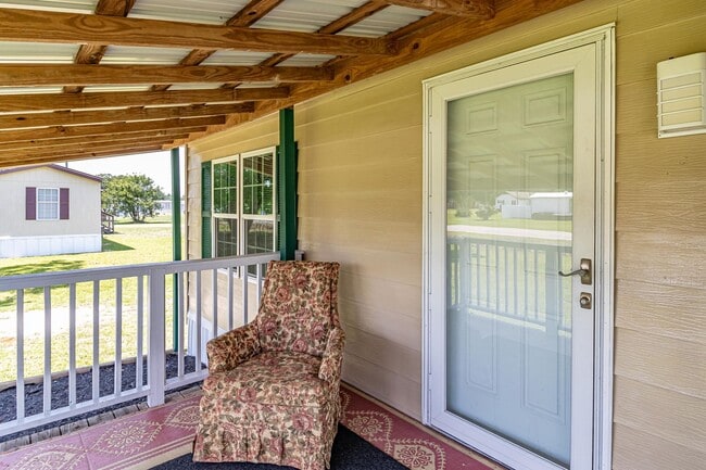 Building Photo - 2 BR, 1 BA W/ FENCED-IN YARD, COVERED FRON...