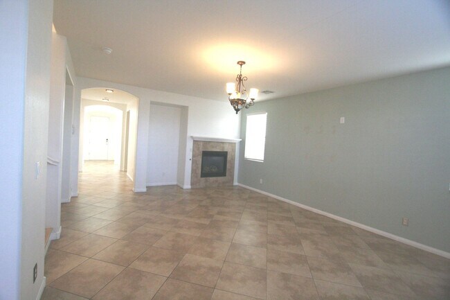 Building Photo - 4 bed, 3 bath, 3 car garage