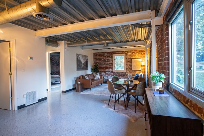 Building Photo - 15 Burbank Dr SW