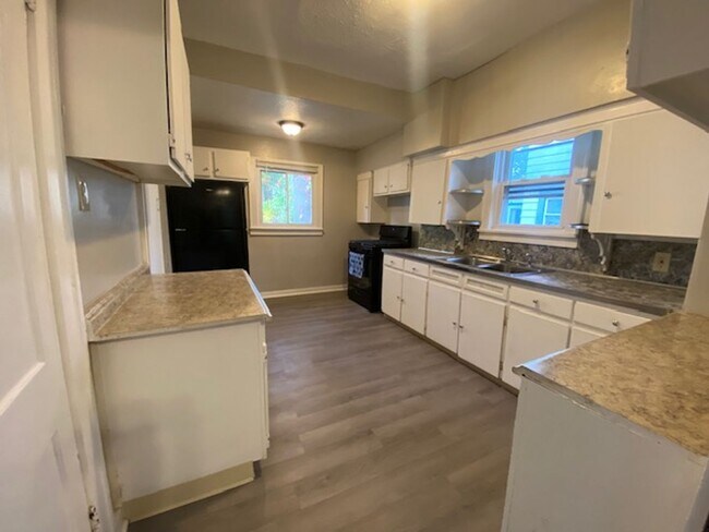 Foto del edificio - Updated 4-Bed with Porch & 2-Car Garage on...