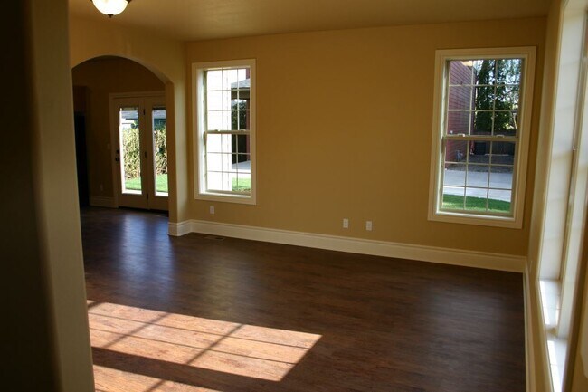 Building Photo - Newer Big 6 room, 4 Bathroom