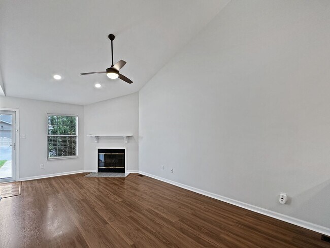 Foto del edificio - Fantastic 2BR / 2BA condo in prime West Kn...