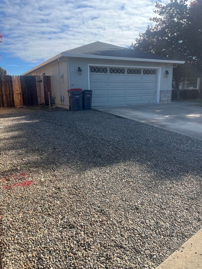 Building Photo - 3 Bedroom 2 Bath House