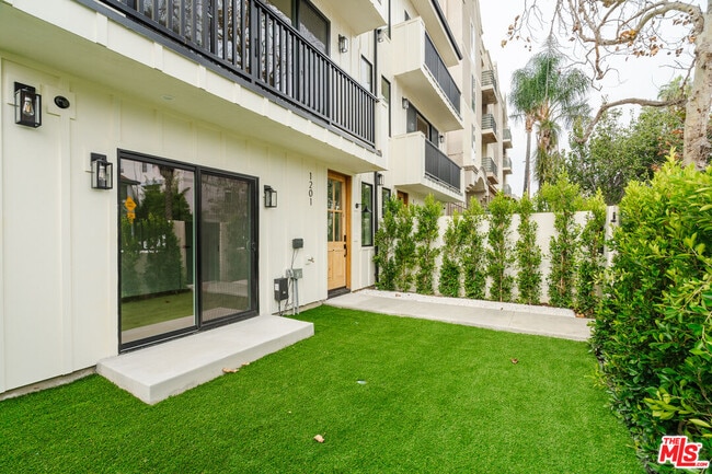 Foto del edificio - 1201 N McCadden Pl