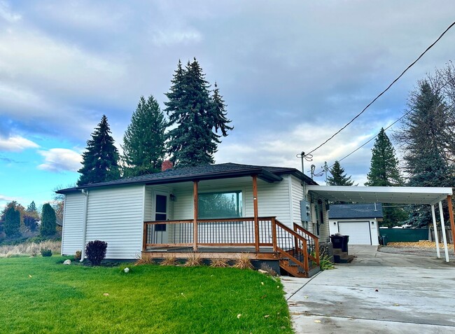 Building Photo - Stunning 2 level home with wood floors and...