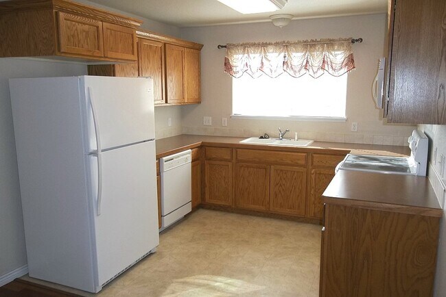 Building Photo - 1335 Lake Cir