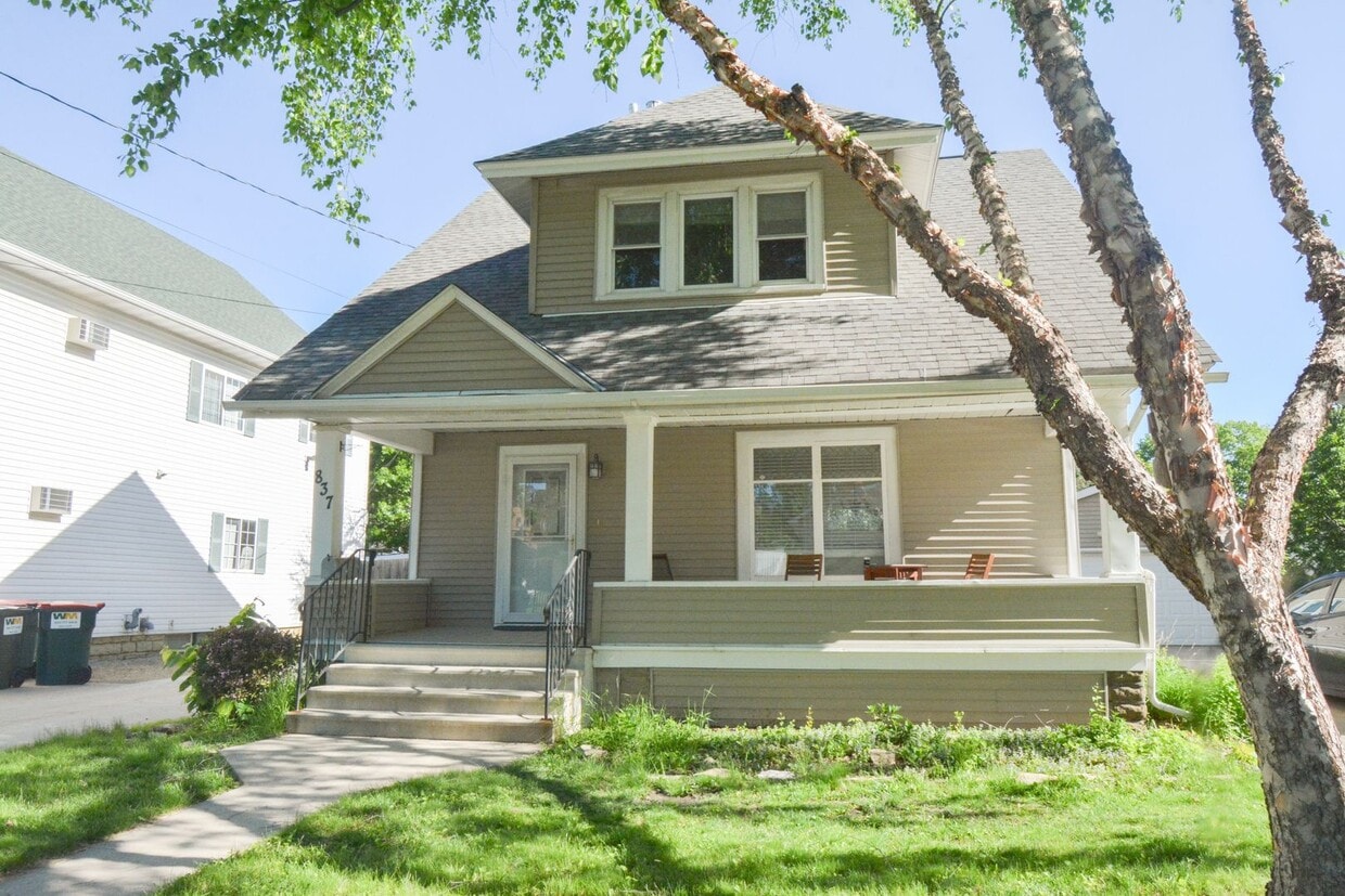 Primary Photo - Lovely home in the heart of Kutzky Park!