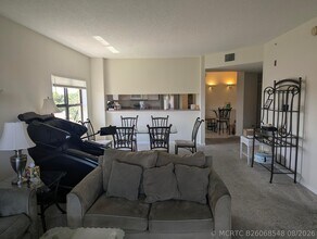 Building Photo - 200 Uno Lago Dr