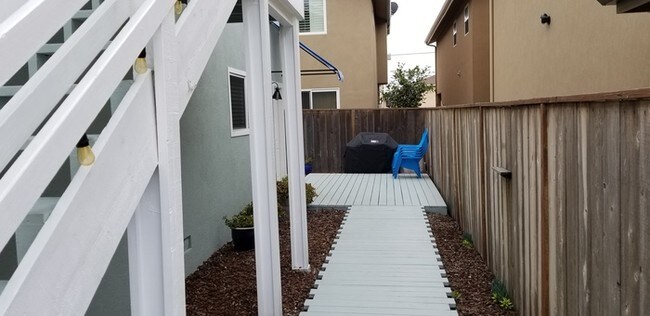 Building Photo - Close 2 Beach-> Update 3 bedroom/ 2 Bath
