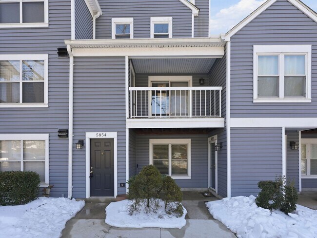 Building Photo - Perfectly situated in the highly sought-after Ponds of Centreville community!