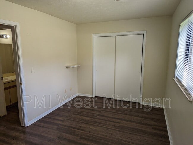 Foto del edificio - 6087 In the Pines Dr SE