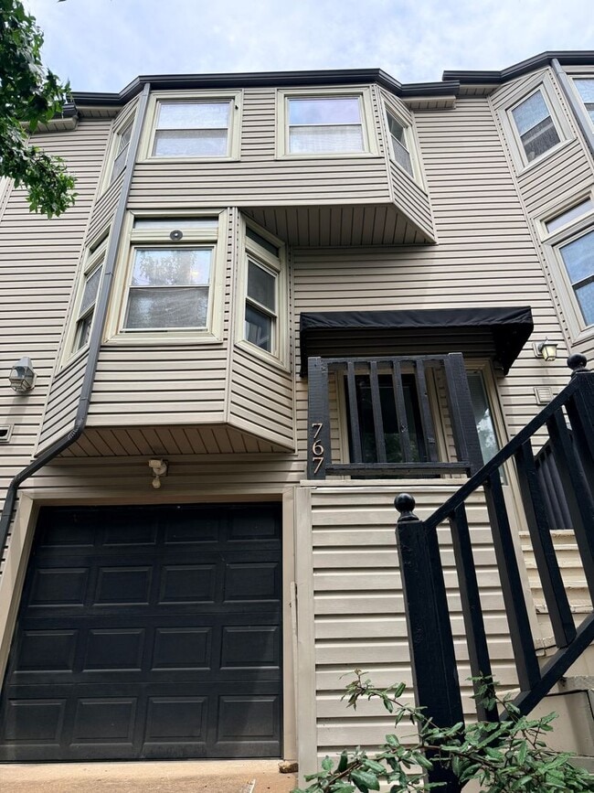 Building Photo - 767 W 13th St