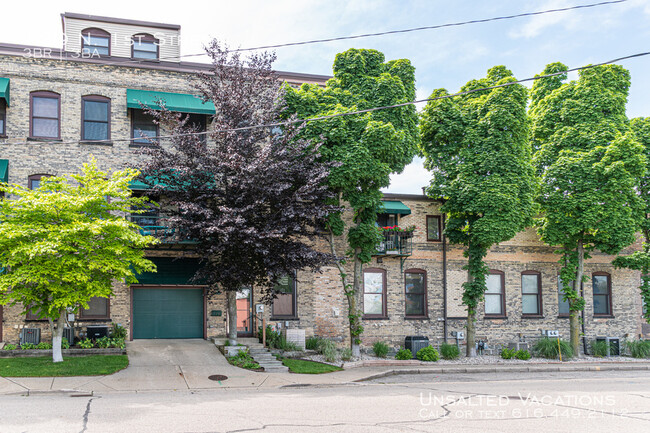 Building Photo - 129 N 1st St