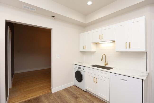 Building Photo - 843 N Maplewood Ave