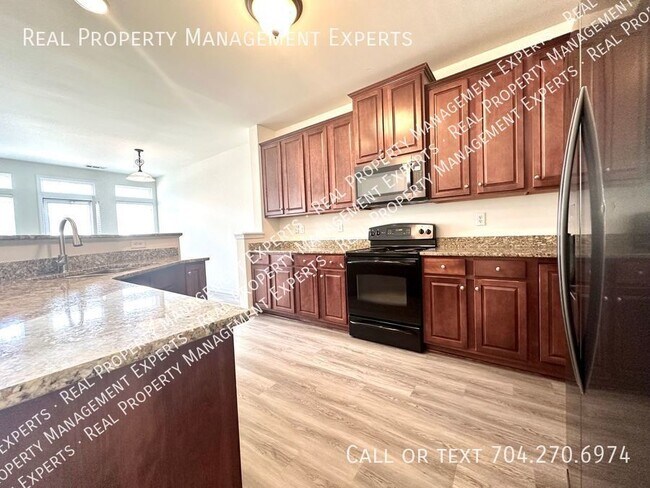 Building Photo - Charming 3BR/2.5BR Townhouse in Huntersville!