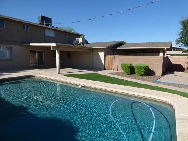 Building Photo - 6 Bedroom! 4 1/2 BATHS!  ASU! Diving Pool!...