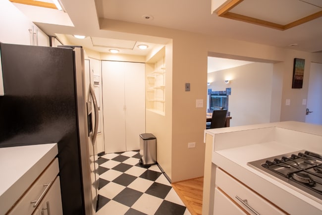 Building Photo - 830 W Altgeld St