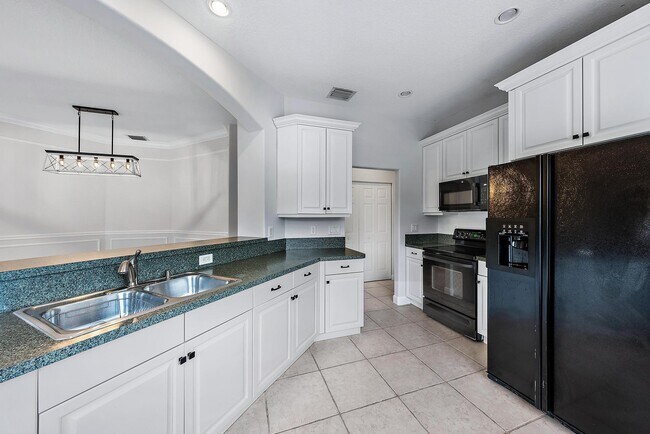 Building Photo - 2073 Cove Ln