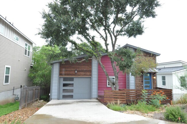 Building Photo - Excellent location with Enclave of newer h...
