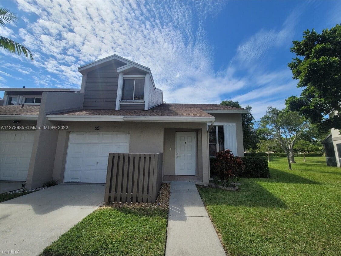 651 Woodgate Ln, Sunrise, FL 33326