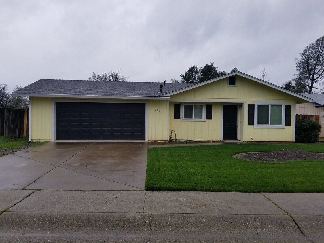 Foto principal - 3 Bedroom 2 Bath Home In East Redding